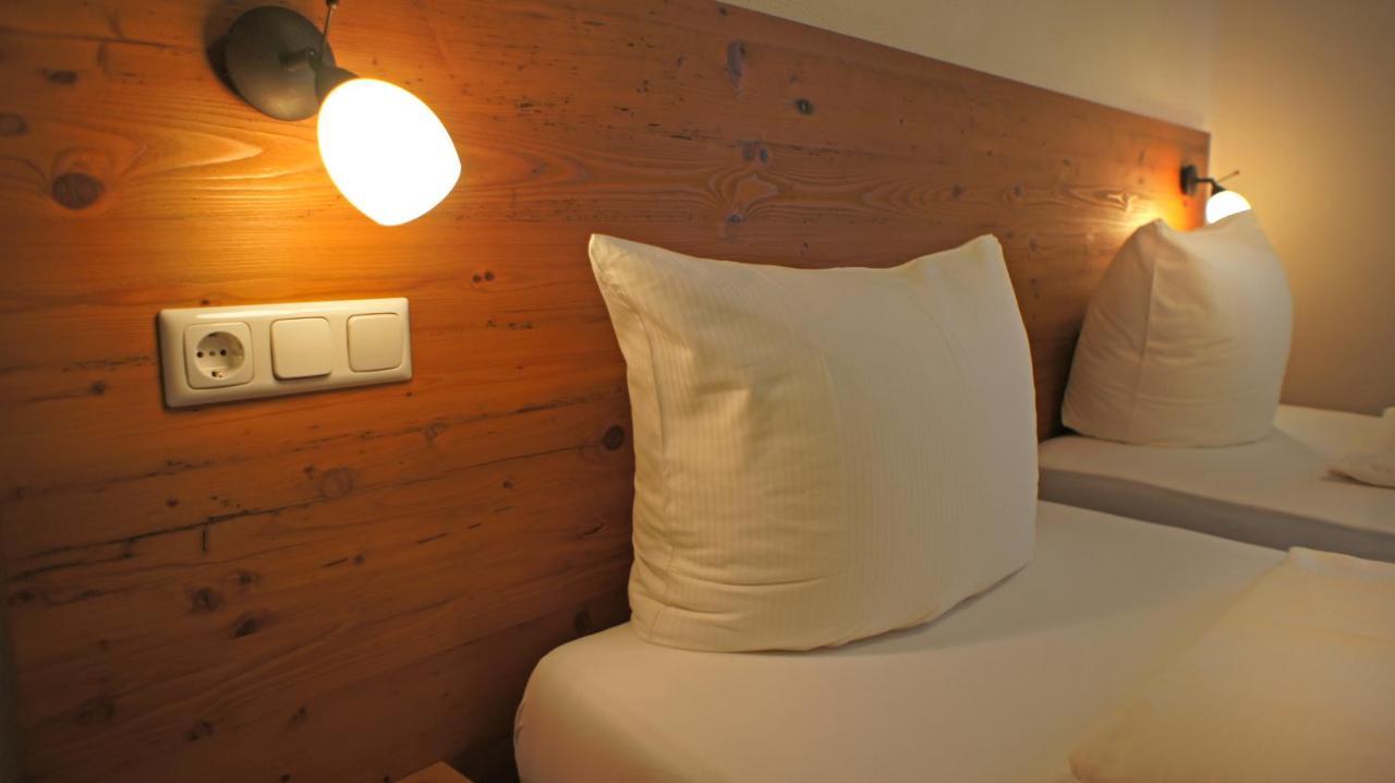 Hotel Heimfeld Restaurant Cafe Garching an Der Alz Екстер'єр фото